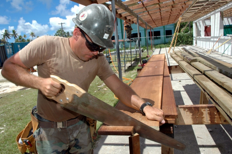 menuisier-ANTIBES-min_worker_construction_building_carpenter_male_job_build_helmet-893290